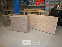 Partij houten meubilair