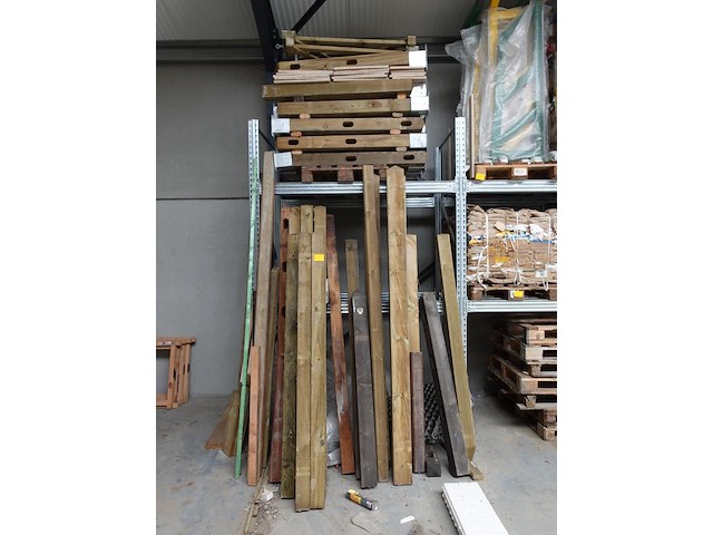 Partij houten omheining - afbeelding 1 van  7