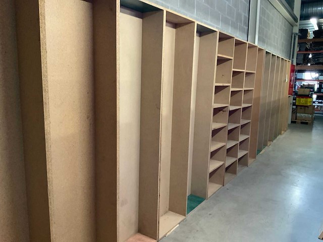 Partij houten opbergkasten en opbergkist en kast met ultraviolet licht en rek - afbeelding 3 van  5
