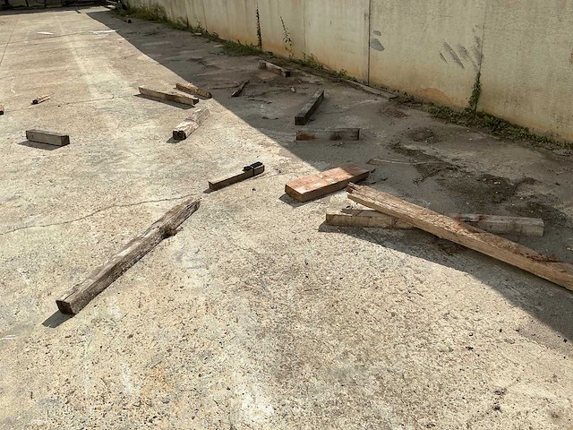 Partij houten palletten en balken - afbeelding 4 van  12