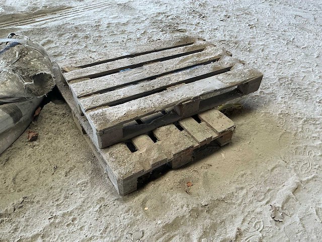 Partij houten palletten en balken - afbeelding 5 van  12