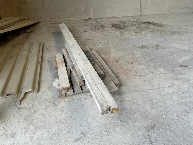 Partij houten palletten en balken - afbeelding 7 van  12