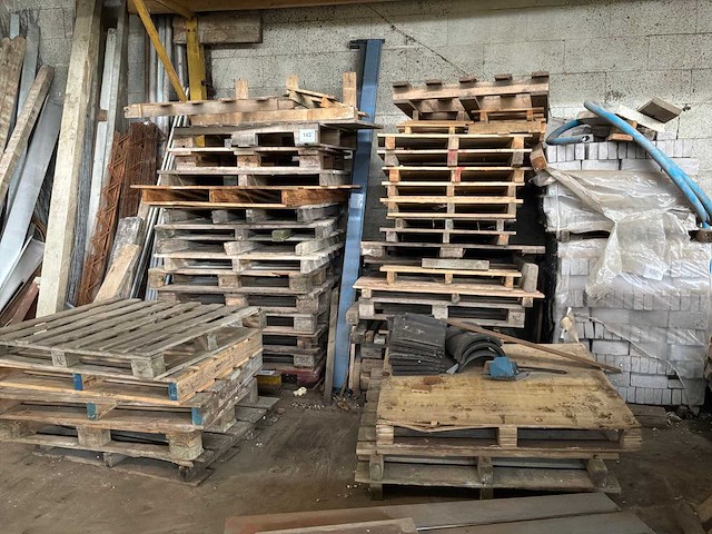 Partij houten palletten - afbeelding 1 van  2