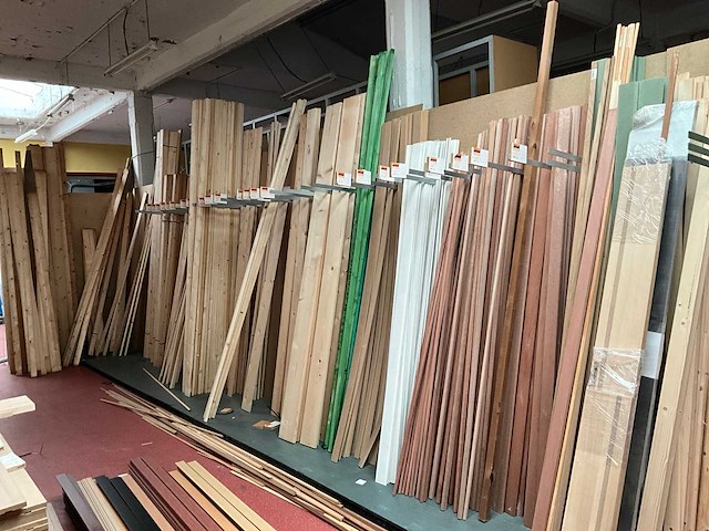 Partij houten planken, balken en latten - afbeelding 1 van  23