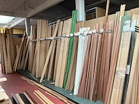 Partij houten planken, balken en latten