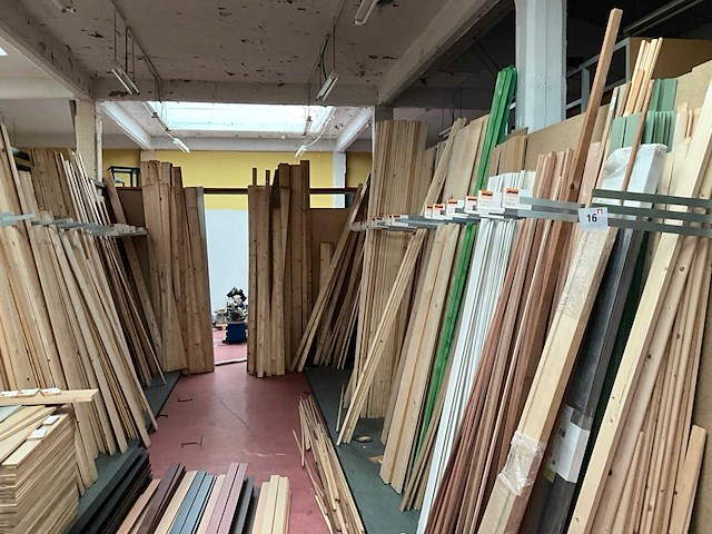 Partij houten planken, balken en latten - afbeelding 16 van  23