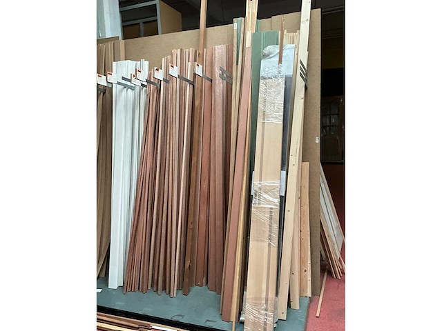 Partij houten planken, balken en latten - afbeelding 17 van  23