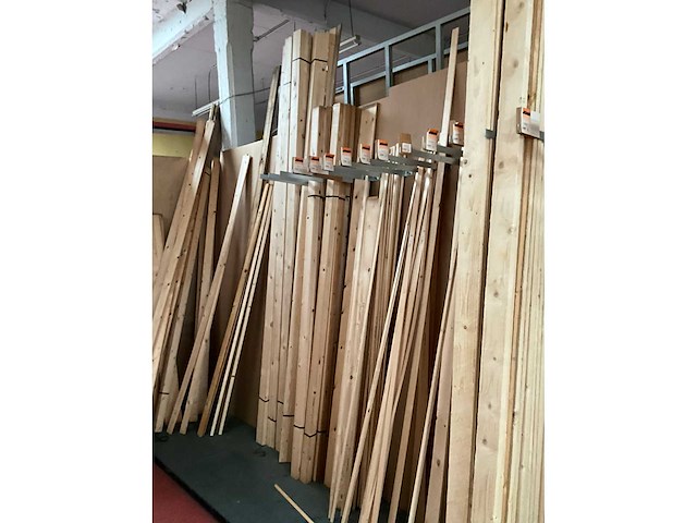 Partij houten planken, balken en latten - afbeelding 20 van  23