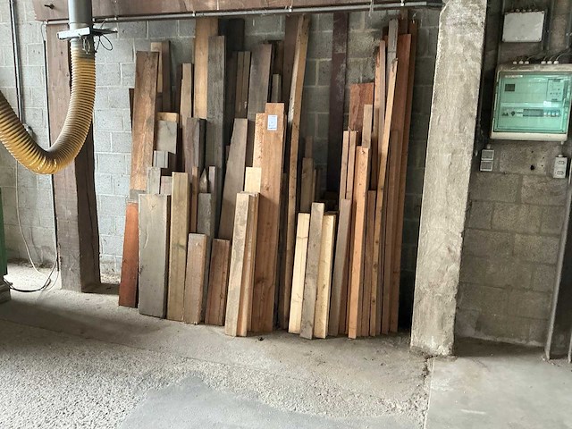 Partij houten planken en balken - afbeelding 1 van  11