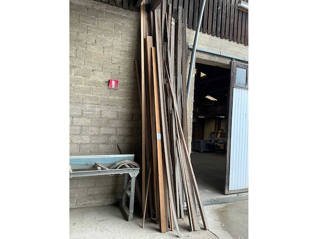 Partij houten planken en balken - afbeelding 2 van  11