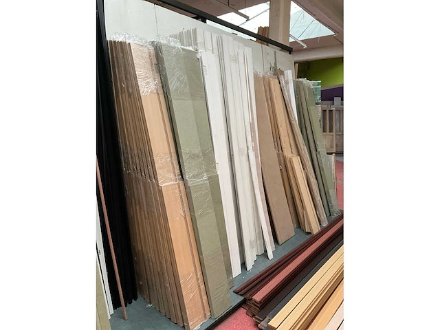 Partij houten planken, latten en wandpanelen - afbeelding 2 van  21
