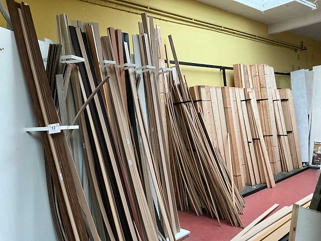 Partij houten planken, latten en wandpanelen - afbeelding 15 van  21