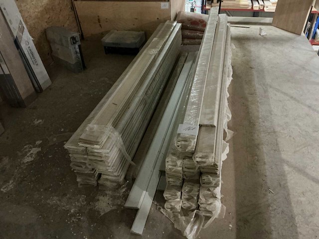 Partij houten plinten - afbeelding 1 van  12