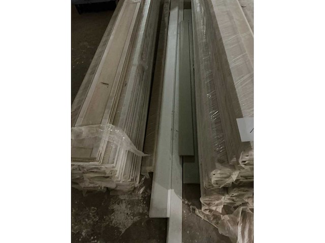 Partij houten plinten - afbeelding 10 van  12