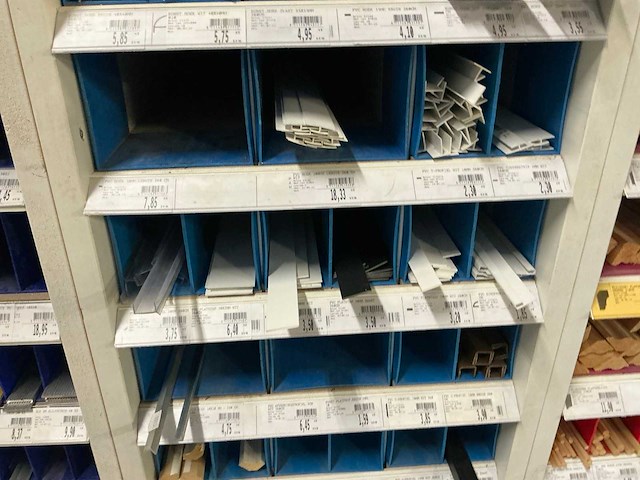 Partij houten, pvc, metalen en alu profielen en lijsten - afbeelding 2 van  16