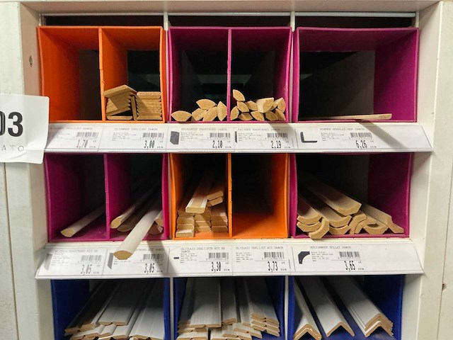 Partij houten, pvc, metalen en alu profielen en lijsten - afbeelding 3 van  16