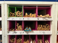 Partij houten, pvc, metalen en alu profielen en lijsten - afbeelding 4 van  16