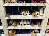 Partij houten, pvc, metalen en alu profielen en lijsten - afbeelding 6 van  16