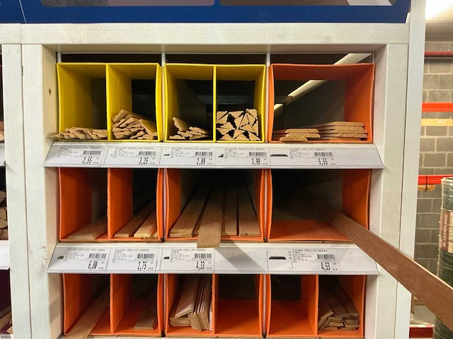 Partij houten, pvc, metalen en alu profielen en lijsten - afbeelding 9 van  16