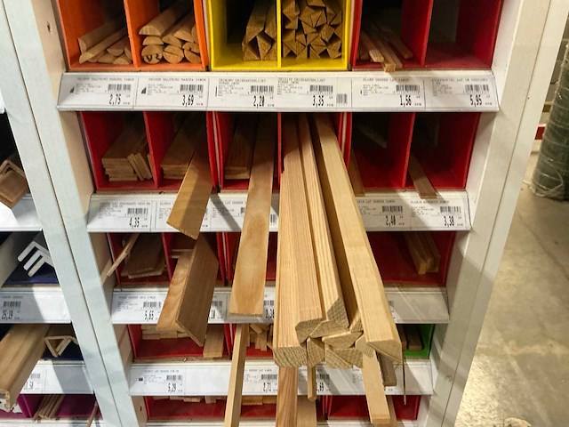 Partij houten, pvc, metalen en alu profielen en lijsten - afbeelding 10 van  16