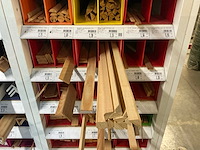 Partij houten, pvc, metalen en alu profielen en lijsten - afbeelding 10 van  16
