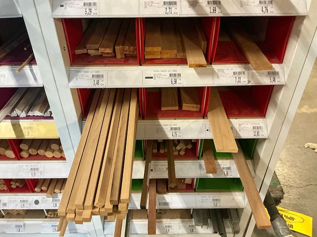 Partij houten, pvc, metalen en alu profielen en lijsten - afbeelding 11 van  16