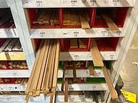 Partij houten, pvc, metalen en alu profielen en lijsten - afbeelding 11 van  16