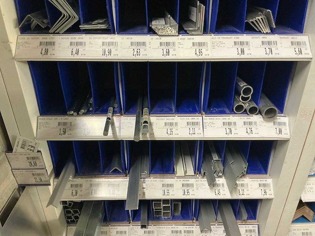 Partij houten, pvc, metalen en alu profielen en lijsten - afbeelding 15 van  16