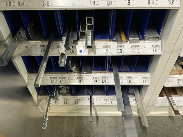 Partij houten, pvc, metalen en alu profielen en lijsten - afbeelding 16 van  16