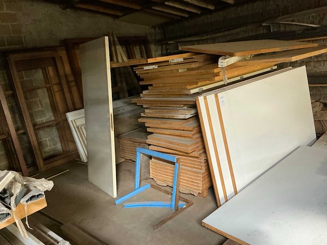 Partij houten ramen en deuren - afbeelding 1 van  8