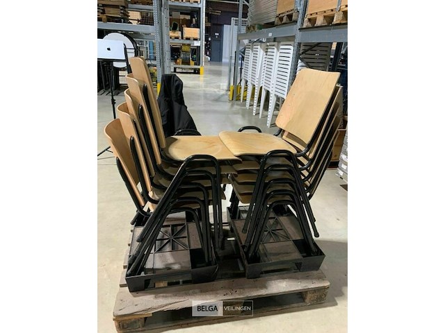 Partij houten stapelstoelen ongeveer 40 stuks. - afbeelding 1 van  3