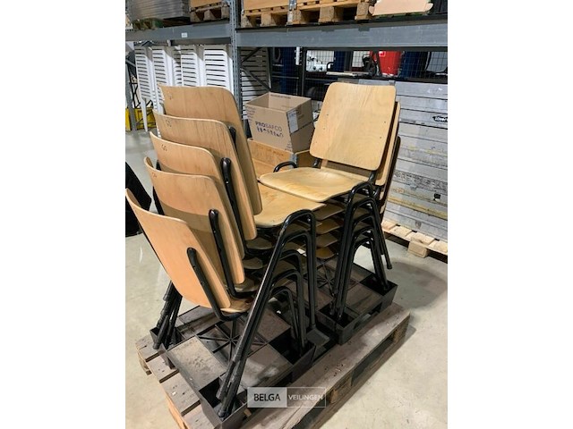 Partij houten stapelstoelen ongeveer 40 stuks. - afbeelding 2 van  3