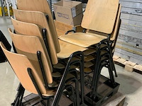 Partij houten stapelstoelen ongeveer 40 stuks. - afbeelding 2 van  3