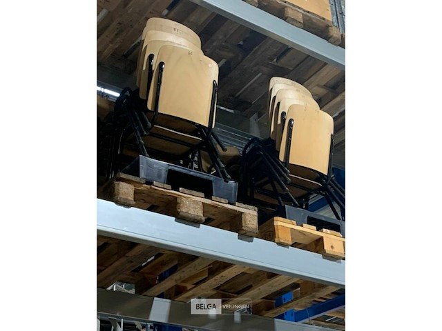 Partij houten stapelstoelen ongeveer 40 stuks. - afbeelding 3 van  3