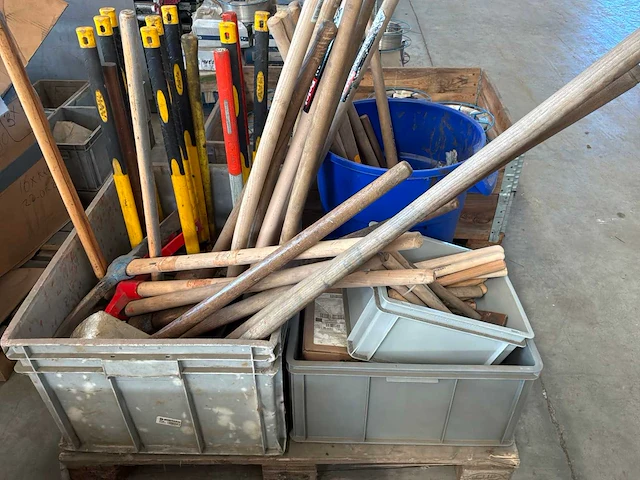 Partij houten stelen en handgereedschap - afbeelding 2 van  6