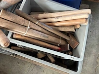 Partij houten stelen en handgereedschap - afbeelding 3 van  6
