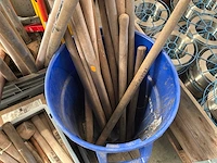 Partij houten stelen en handgereedschap - afbeelding 4 van  6