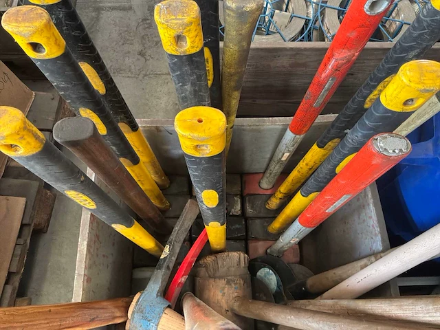 Partij houten stelen en handgereedschap - afbeelding 5 van  6