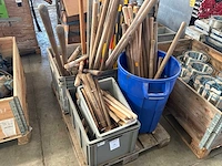 Partij houten stelen en handgereedschap