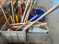 Partij houten stelen en handgereedschap - afbeelding 2 van  6
