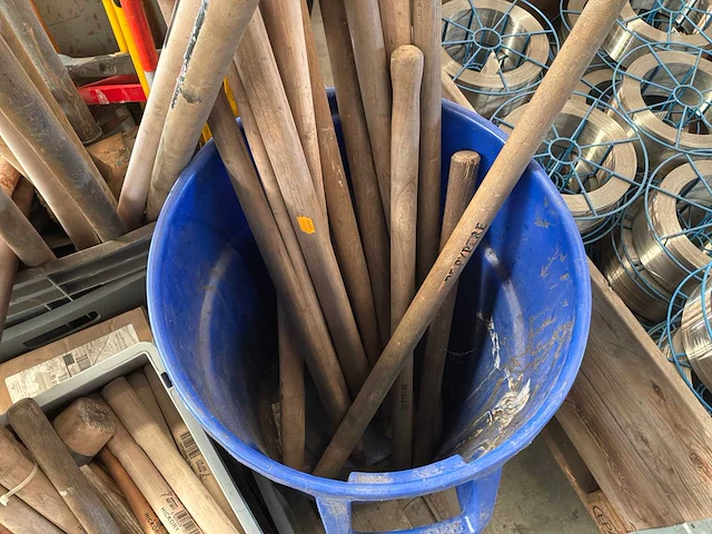 Partij houten stelen en handgereedschap - afbeelding 4 van  6