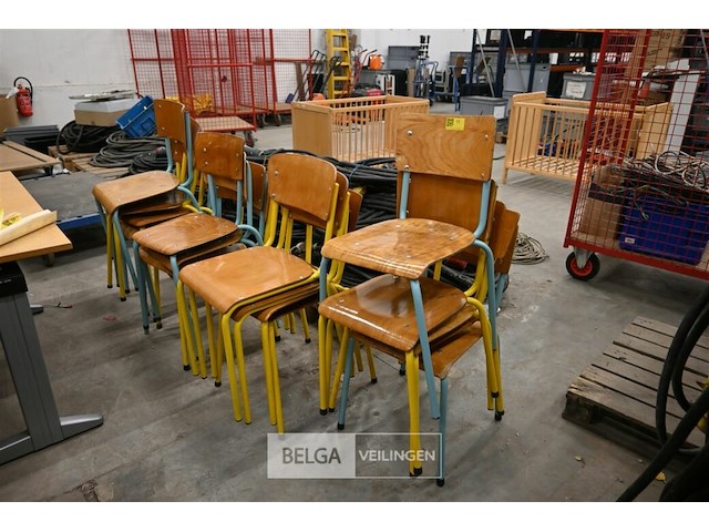 Partij houten stoelen - afbeelding 1 van  5