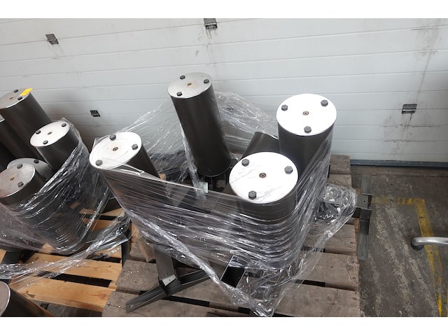 Partij houten tafels + metalen onderstel - afbeelding 4 van  10