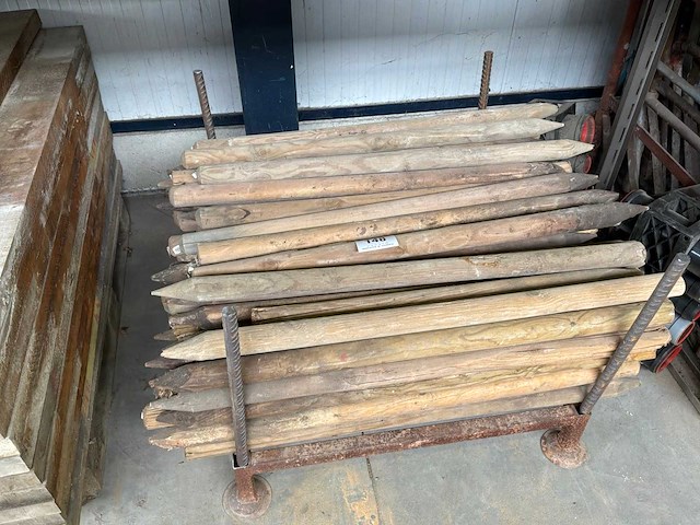 Partij houten tuinpaaltjes - afbeelding 1 van  1