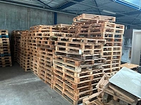 Partij houten wegwerp pallet