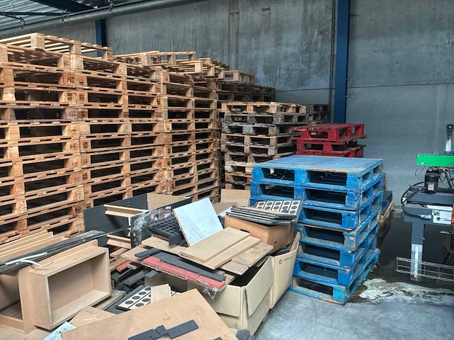 Partij houten wegwerp pallet - afbeelding 1 van  4