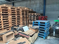 Partij houten wegwerp pallet - afbeelding 1 van  4
