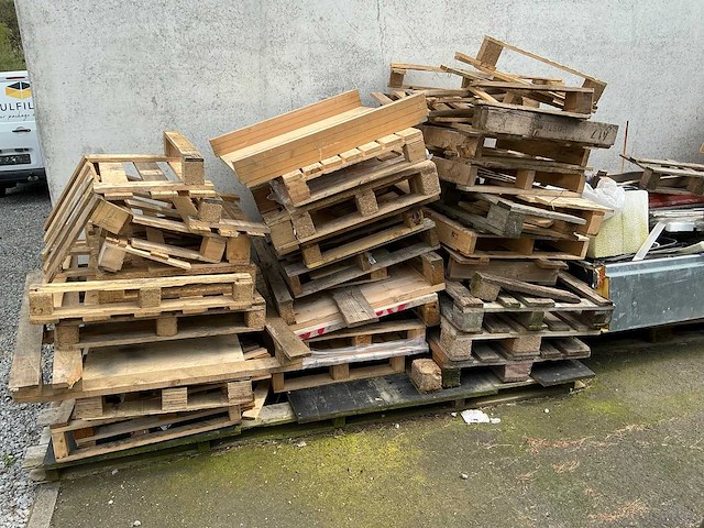 Partij houten wegwerppalletten - afbeelding 1 van  1