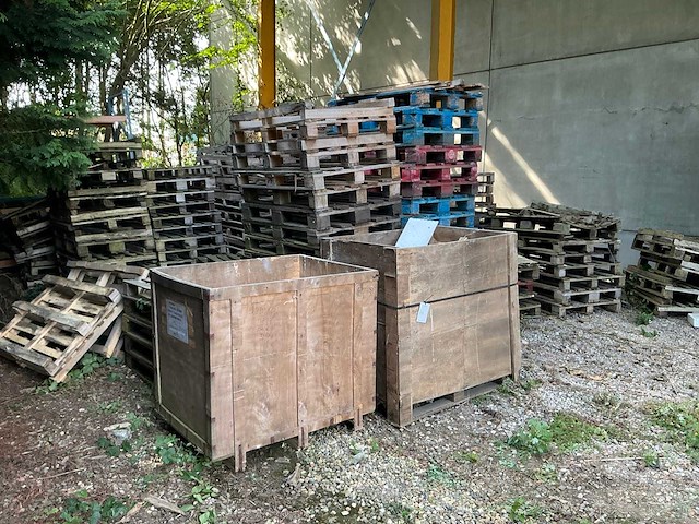 Partij houten wegwerppalletten - afbeelding 1 van  8