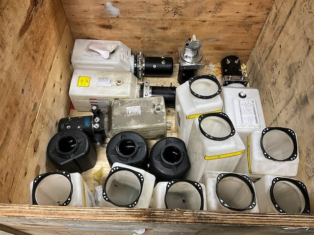 Partij hydrauliek onderdelen - afbeelding 1 van  1